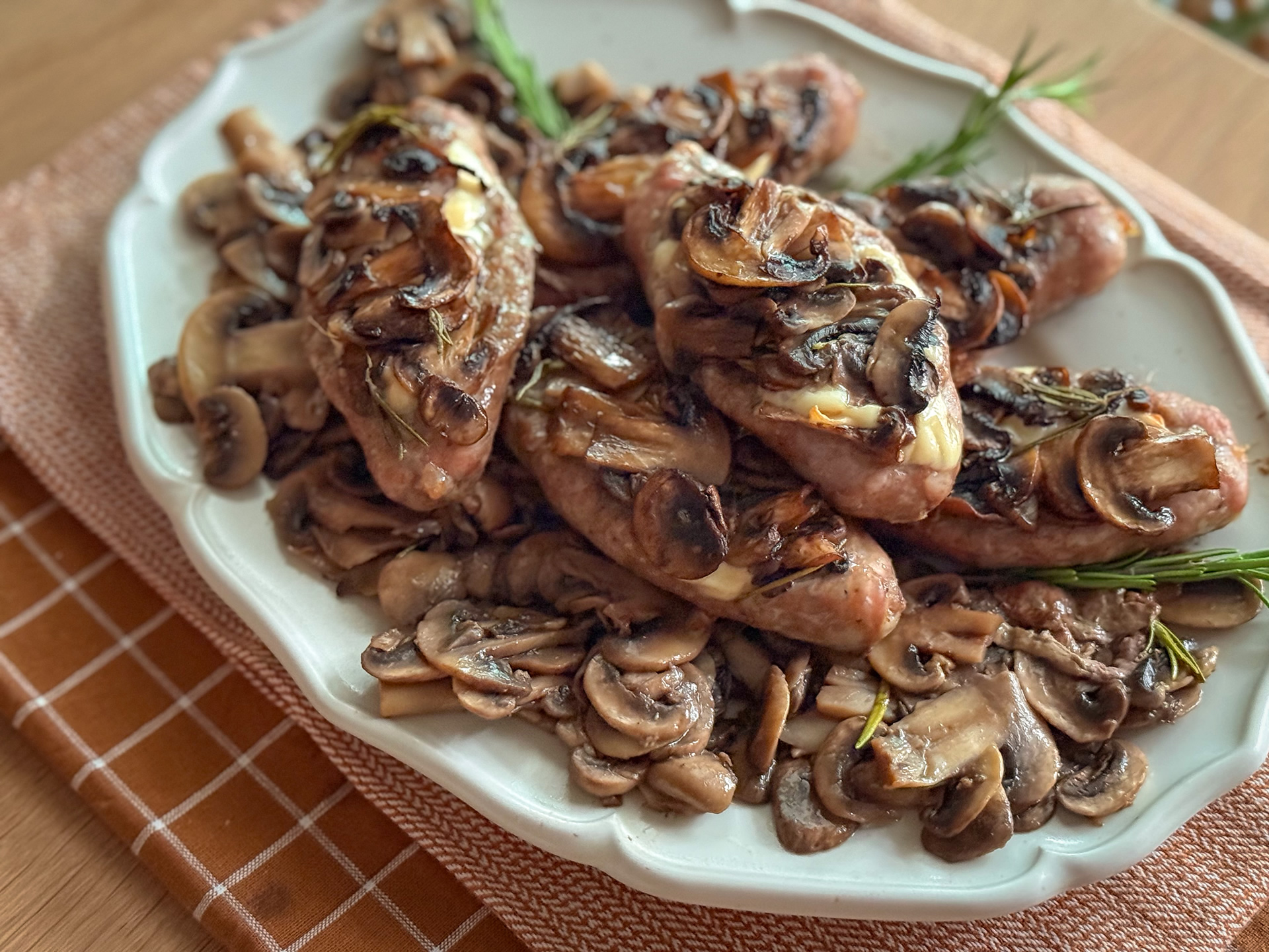 Salsicce ripiene con provola e funghi